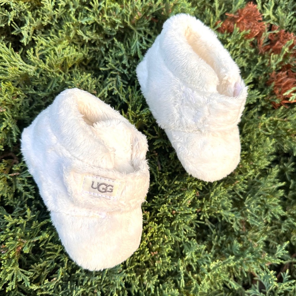 UGG Bixbee White Fleece Infant Booties Size 0/1 Baby Shoes